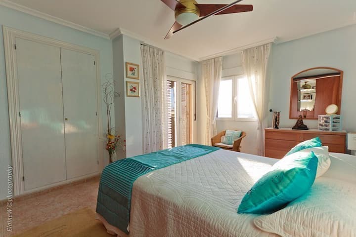 Спална соба со балкон со поглед на море