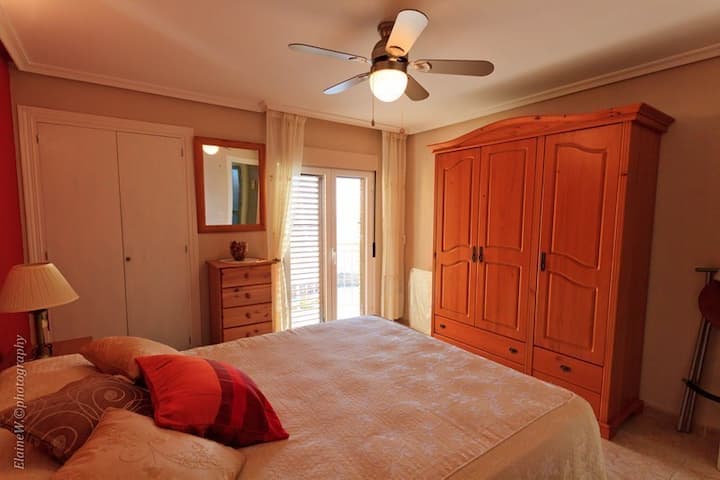 Спална соба со балкон со поглед на море