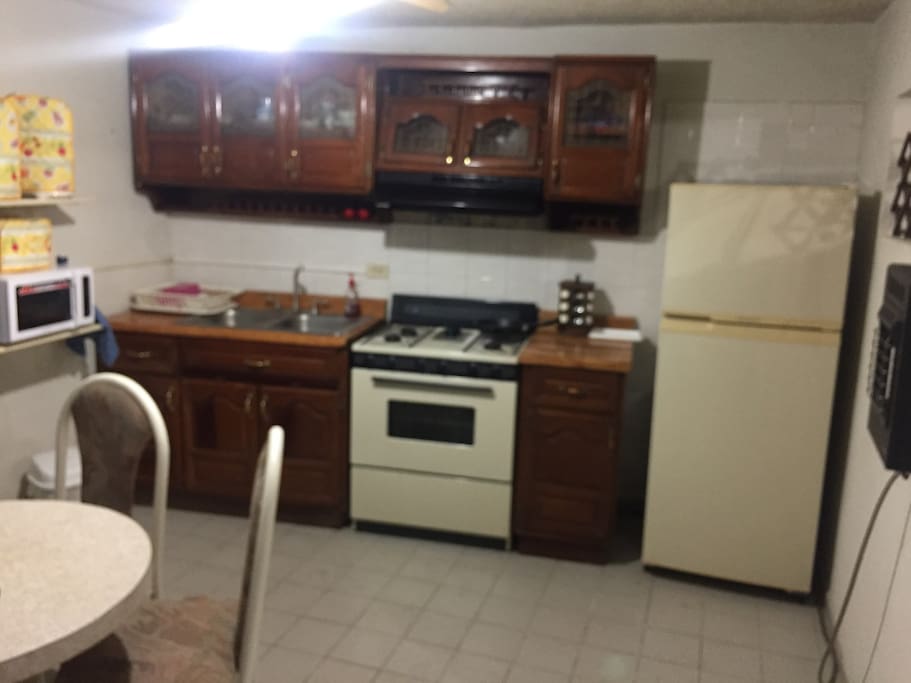 Cocina integral equipada con todo lo que necesitas para preparar tus alimentos solo