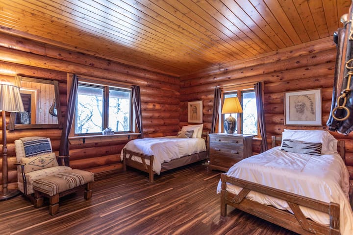 South Hallway Suite: Room 3. Two twin beds. 