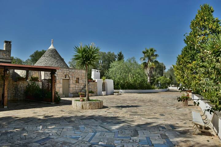 TRULLO “LA QUERCIA” CON PISCINA gallery image 2