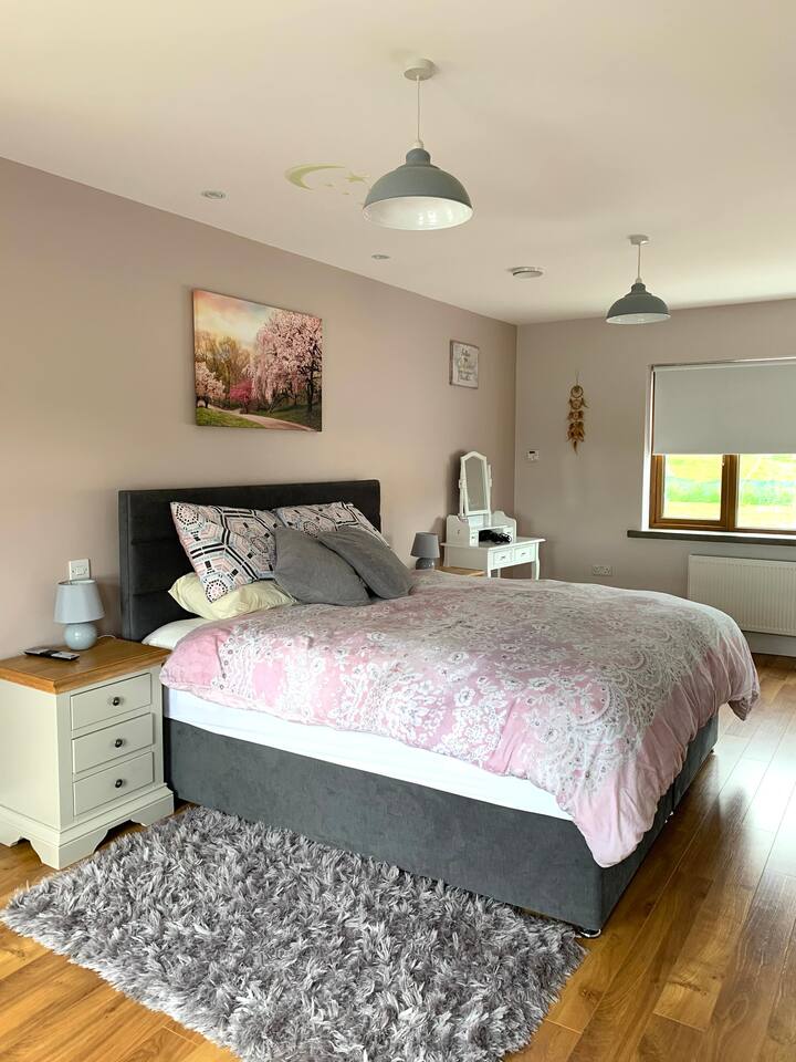 Chambre principale, lit Superking avec salle de bains privative et salle de bain et beaucoup d'espace de rangement 