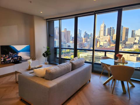 Top Airbnb: City-view luxury apartment with free parking in Southbank