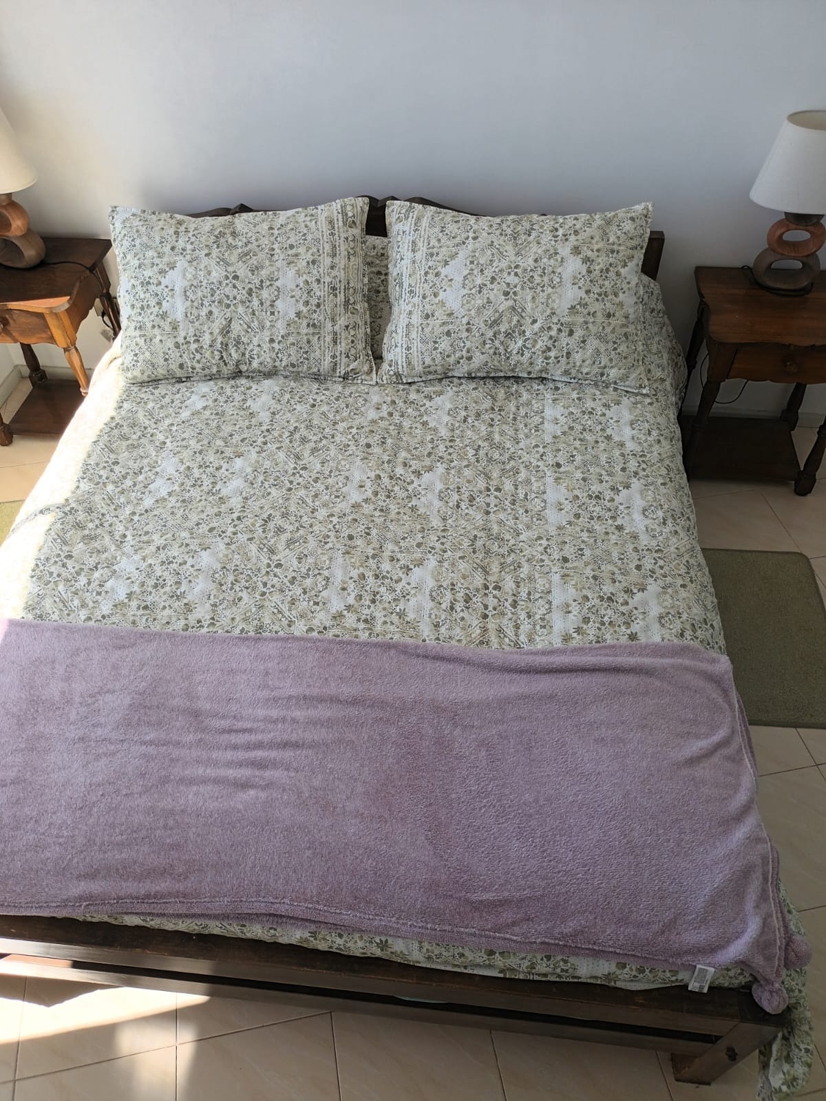 Krevat kryesor, 2 ndenjëse.