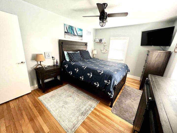 غرفة نوم رئيسية بسرير بحجم كبير