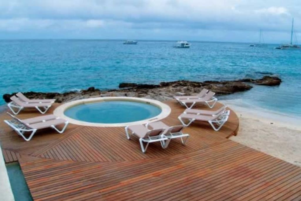 Jacuzzi con vista al mar