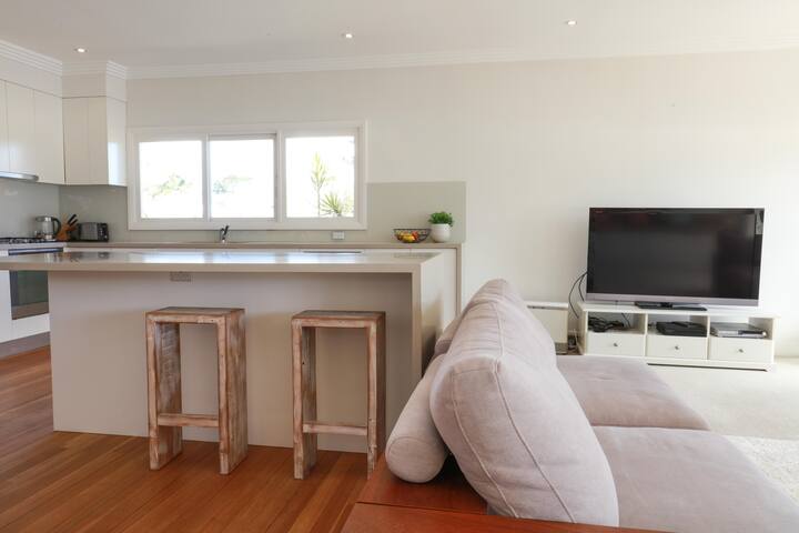 Lakefront Executive Escape in Narrabeen, Australia gallery image 4
