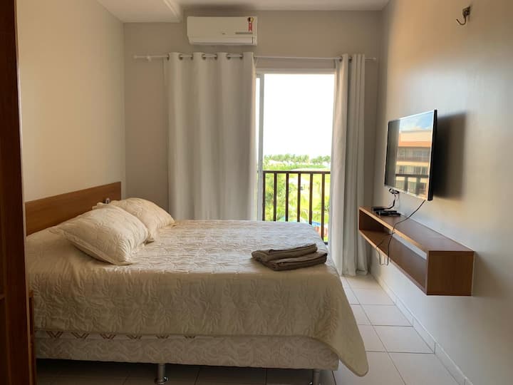 Chumba cha kulala 1: chumba kilicho na roshani yake, kilicho na kitanda 1 cha upana wa futi 4.5, meza 2 za usiku, mito 4, kitanda cha bembea 1, runinga, kabati lenye droo na viango, kiyoyozi na mapazia ya kuzuia mwanga.