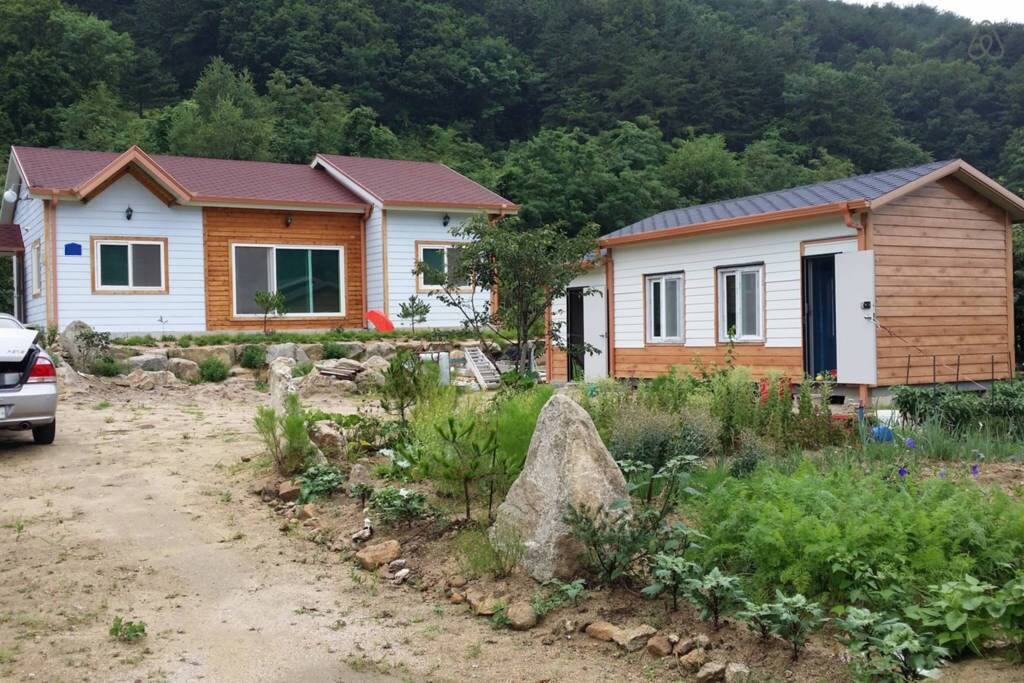 본채와 별채 a main house and an annex