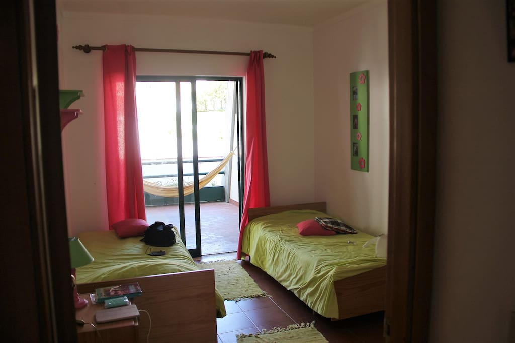 Quarto com 2 camas de solteiro