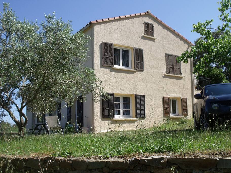 Jolie villa sur une propriété en partie arborée et ombragée...