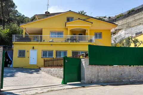 La Casita Amarilla mountain house near Bcn