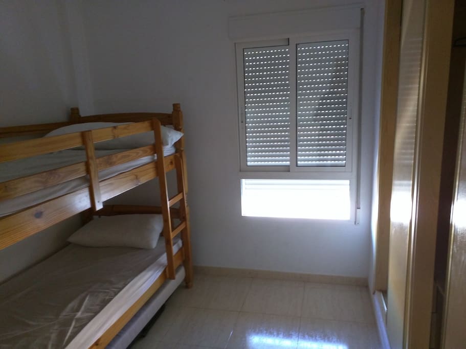 Habitación con litera y armario empotrado