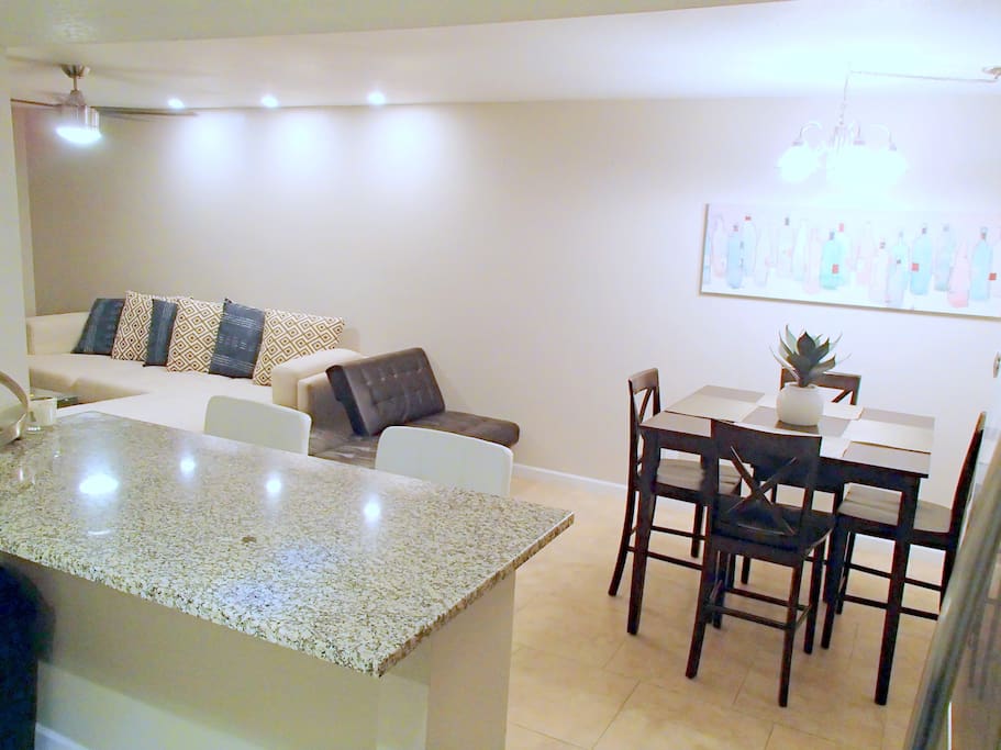 Breakfast Bar and Dining Area