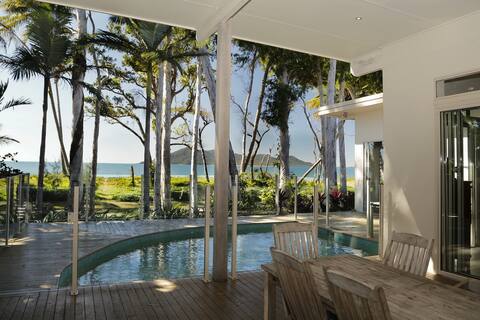 The Boat House - Absolute Beachfront Luxury