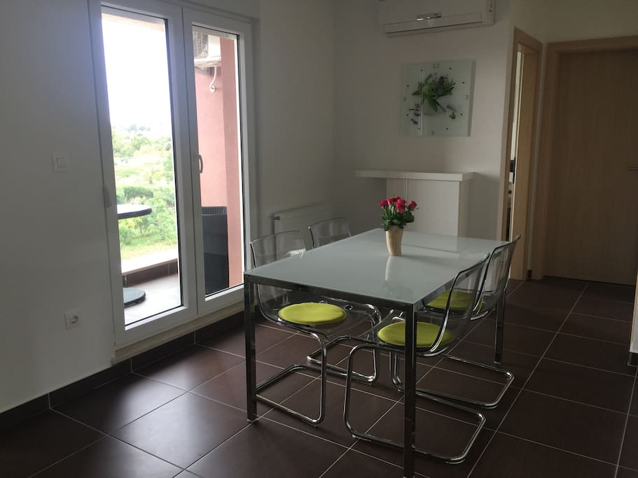Essbereich und Ausgang zum Balkon
