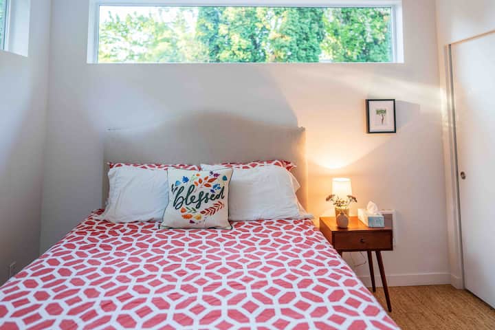 ห้องนอนผู้เข้าพักมาพร้อมเตียงเมมโมรี่โฟมขนาดควีนไซส์ 