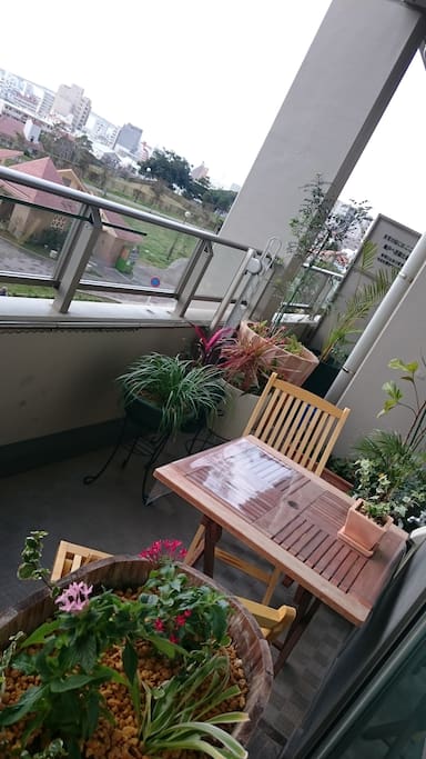 那覇市内を一望出来る草花に囲まれたベランダ お茶も楽しめます。