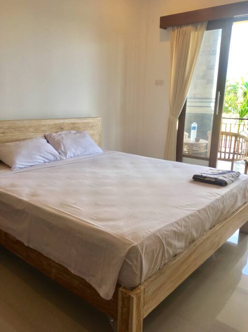 Spacious room with AC, hot water and Wifi