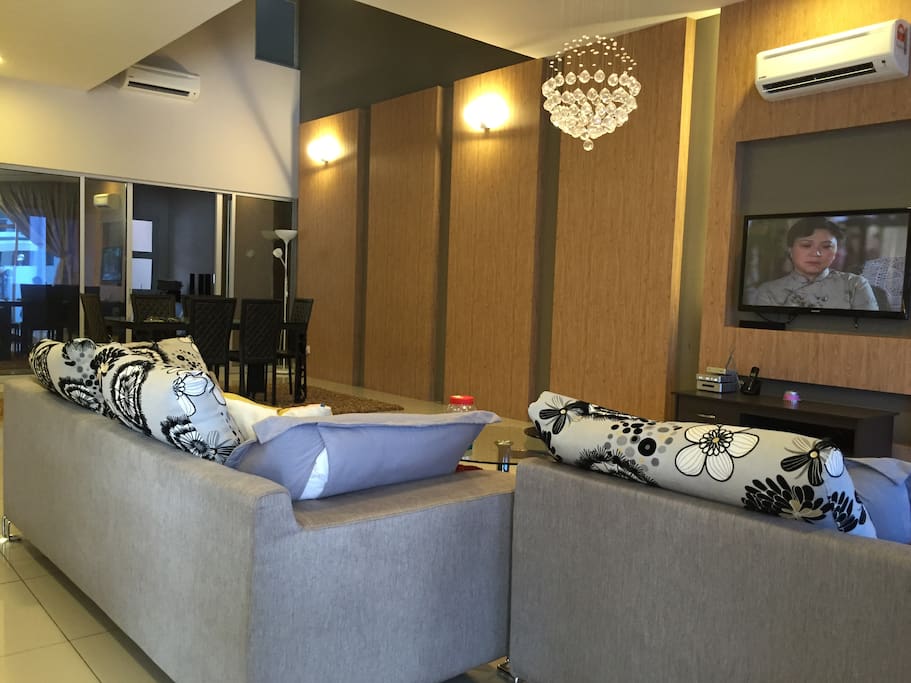 Living Room with high ceiling