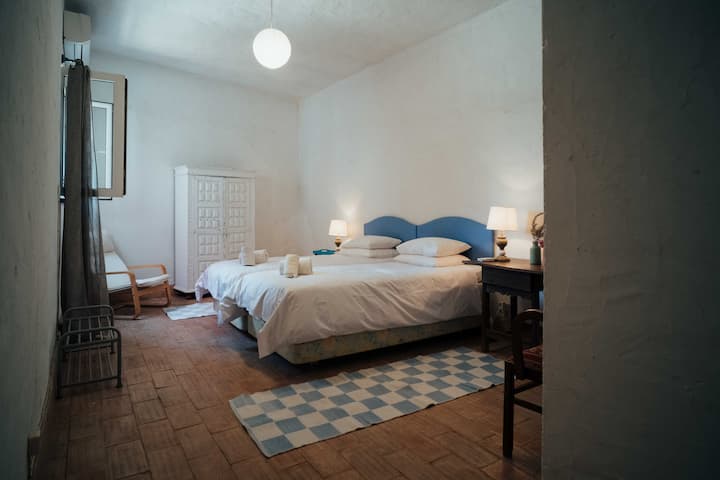 Zasebna spavaća soba br. 1 (spavaća soba br. 1) s klima-uređajem i vlastitom kupaonicom