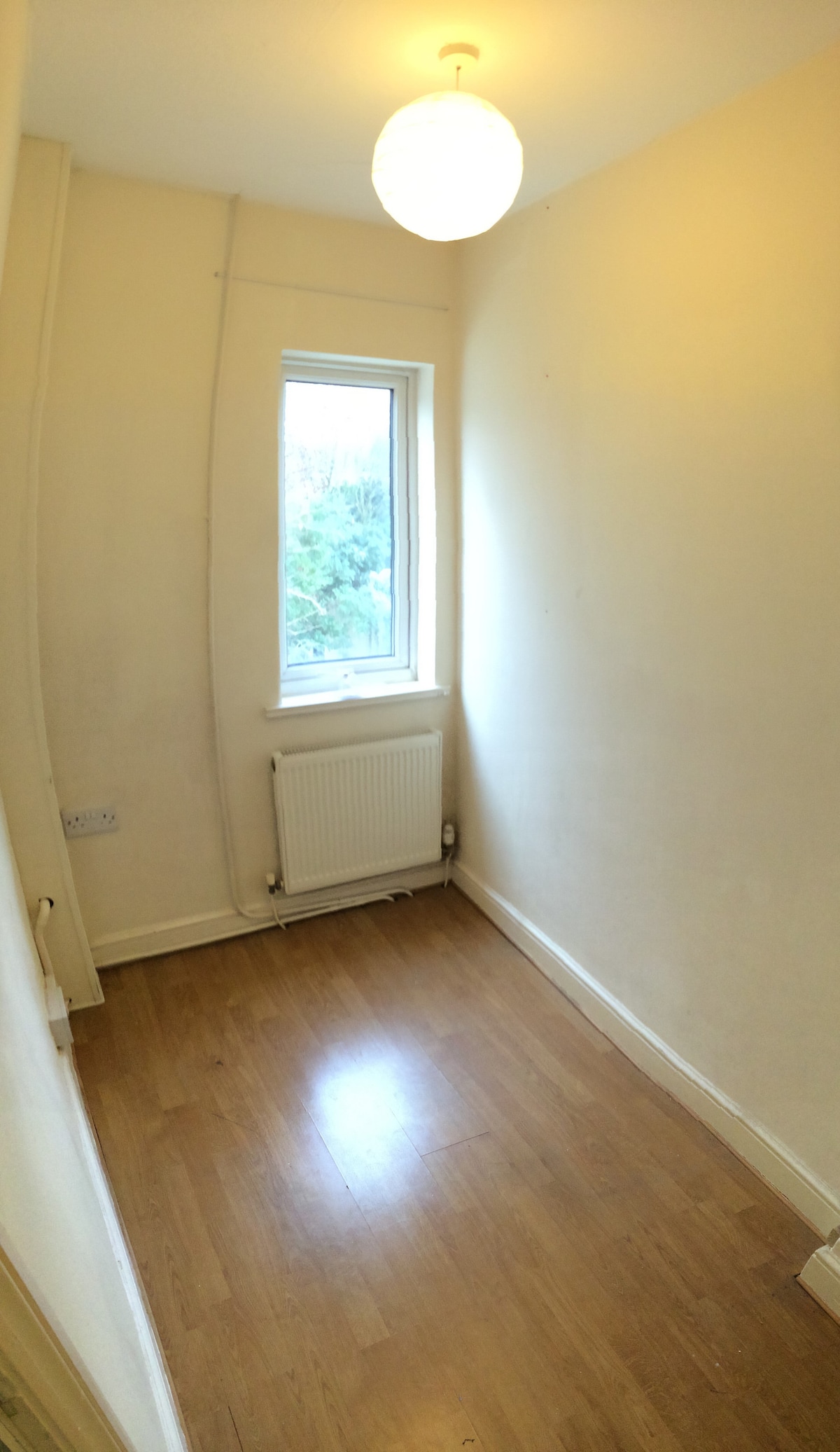 Mala spavaća soba na katu.