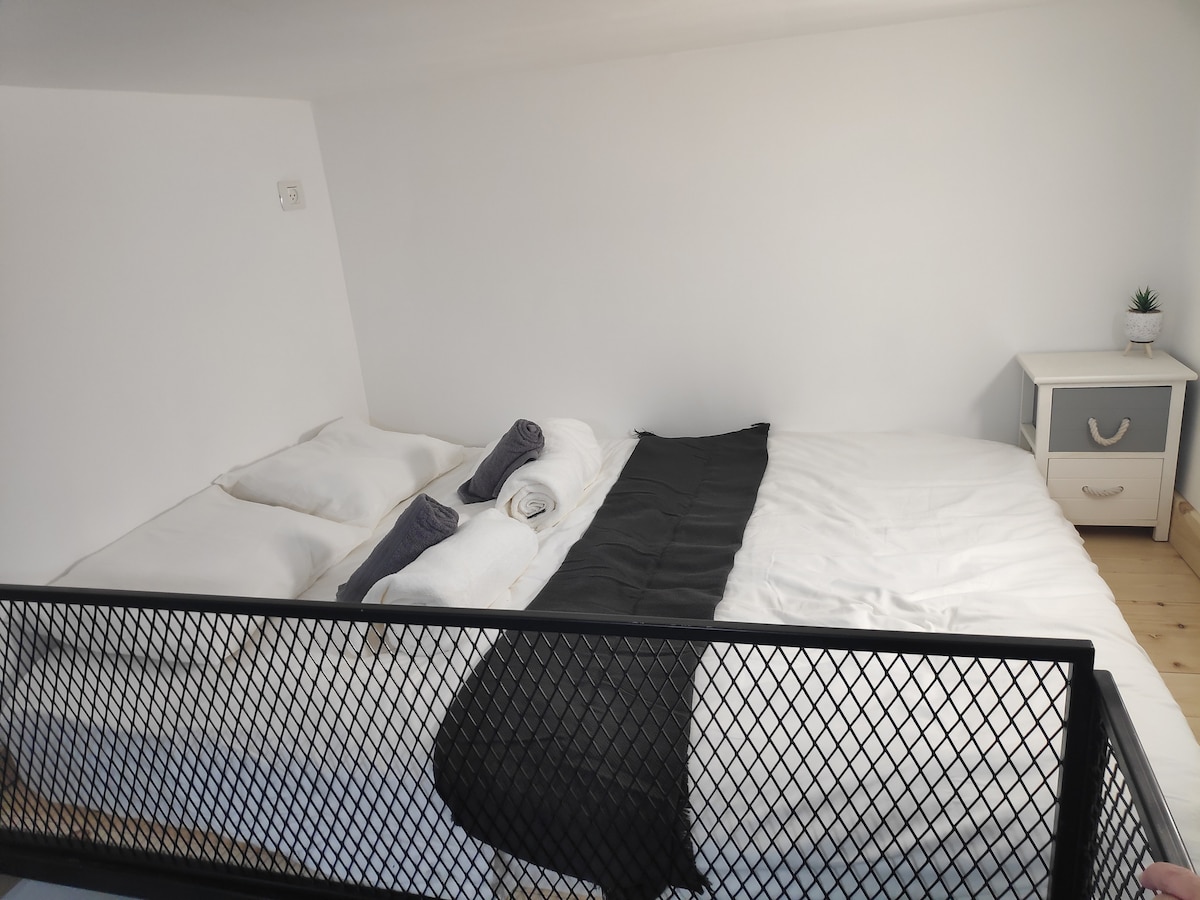 Კომფორტული საწოლი შთამბეჭდავ ლოფტში.



