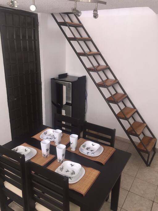 refrigerador , y escaleras para el dormitorio