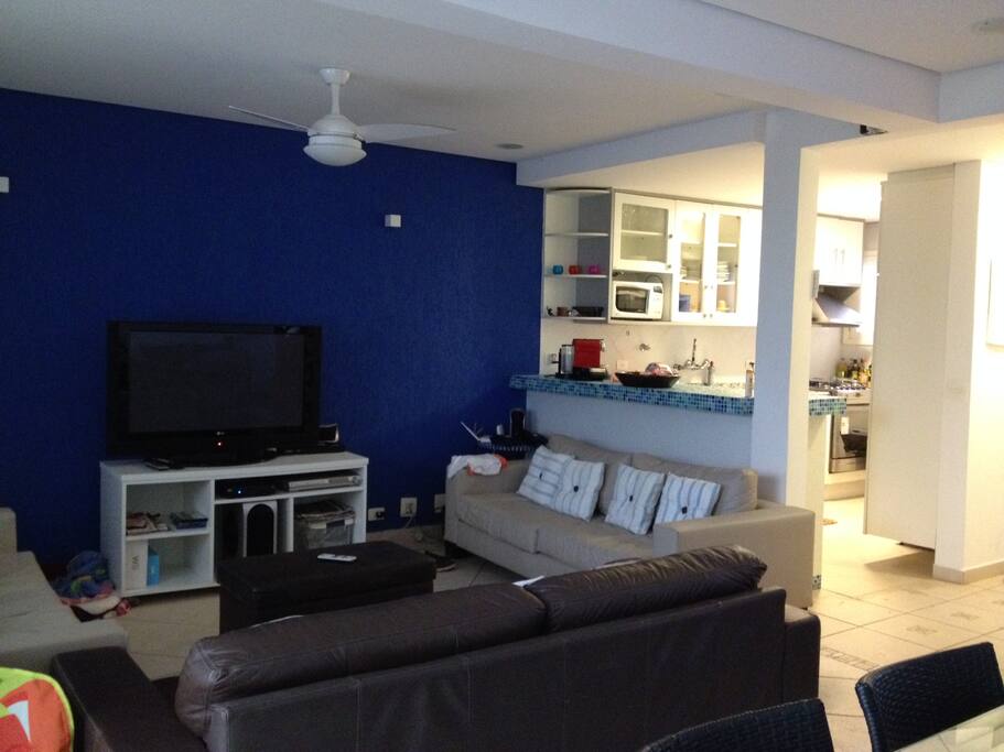 Sala confortável, com TV paga, com espaço para a família