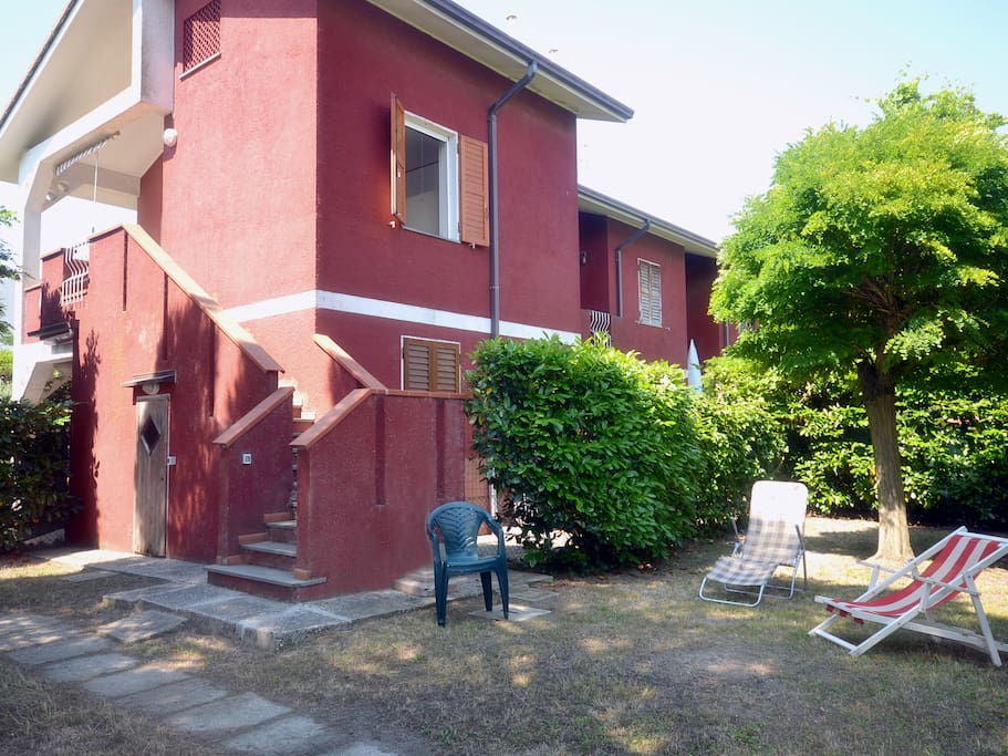 Vista casa con giardino privato
