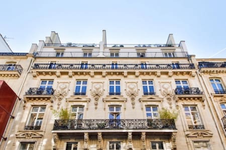 Champs-Élysées Golden triangle flat with mezzanine