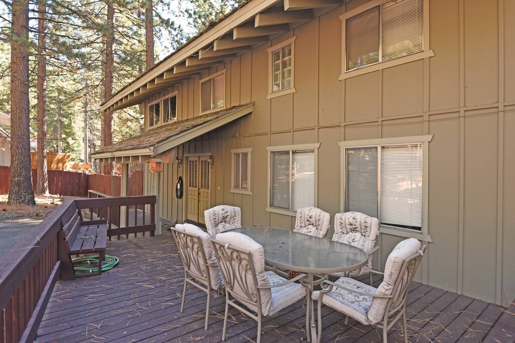 The front deck has outdoor seating for six