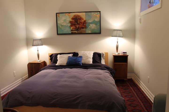 غرفة نوم بسرير بحجم كبير.