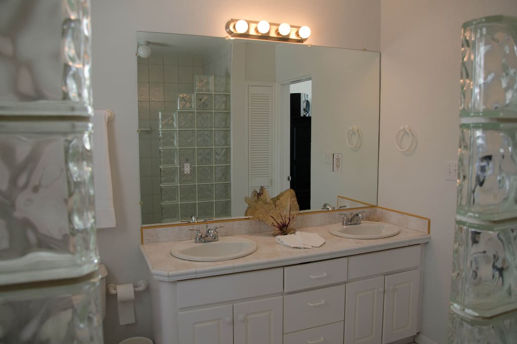 Ensuite Bath with Double Shower & Double Sinks