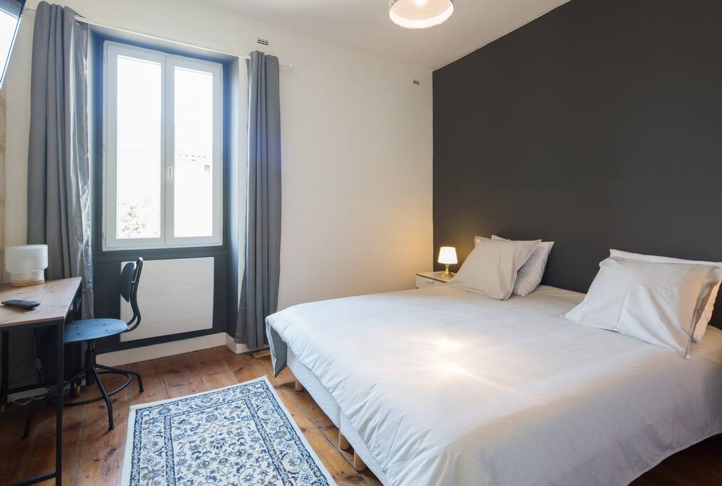chambre 1 à l'étage avec bureau