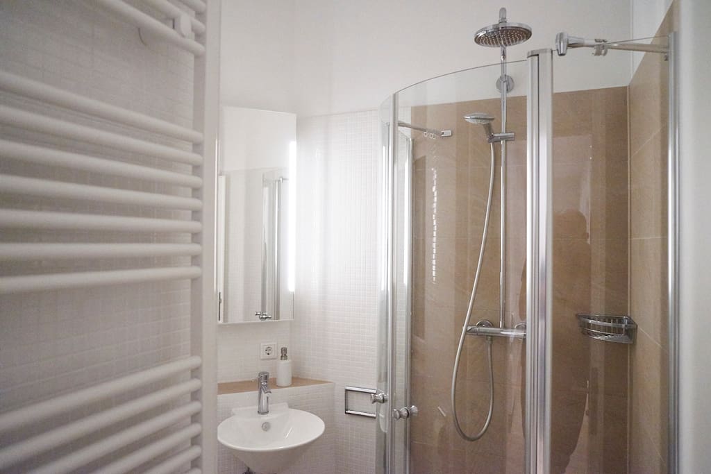 Sie haben die Wahl zwischen der Regenwald-Dusche oder dem klassischen Duschkopf.