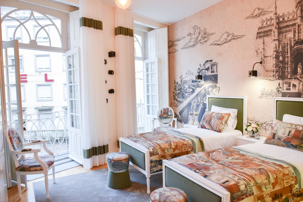 Bright studio with two single beds with 100x200m dimension, that opens to the balconies.