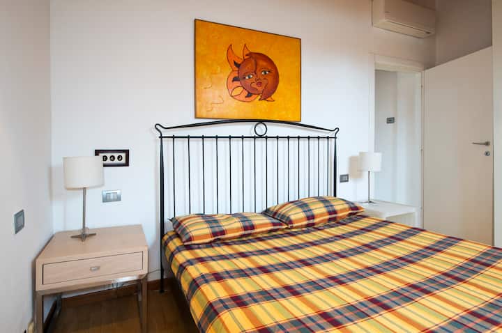 ...Wakati hali ya hewa huko Milan ni ya vumbi na mvua, juu ya kitanda chako utakuwa na jua kila wakati 