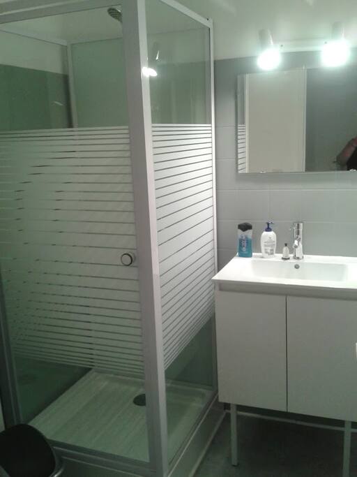 Salle de bain avec wc