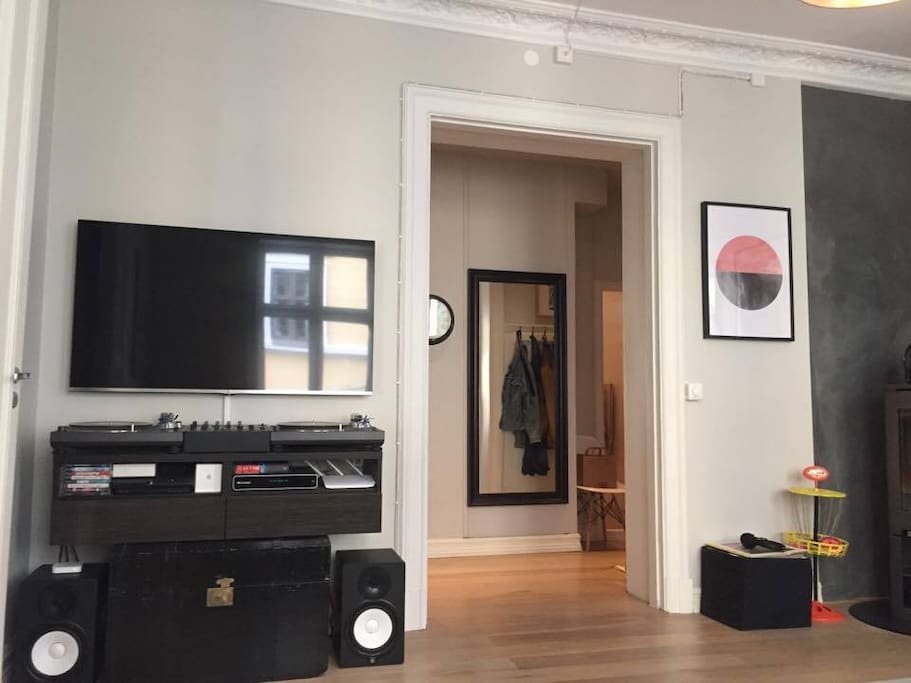 Livingroom Tv and Stereo/Vinylplayers