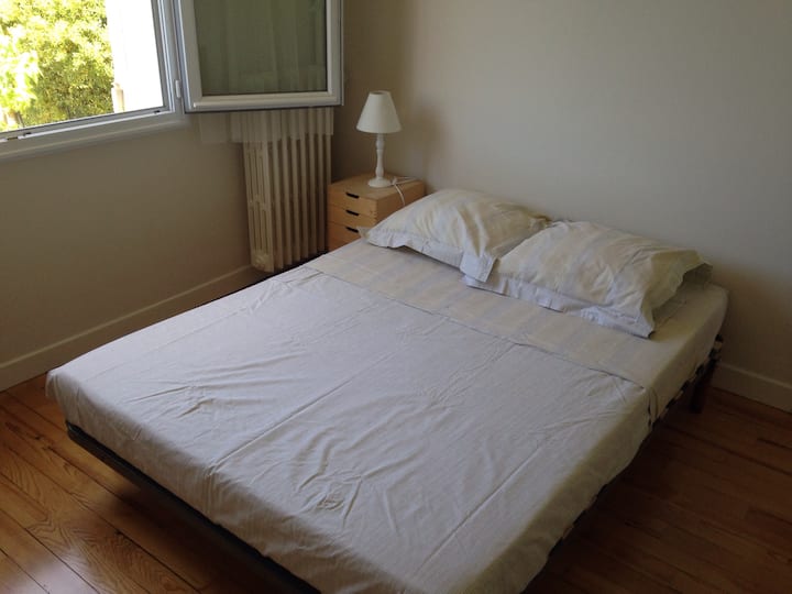 Chambre 1 l: lit 140, bureau, placards et chevet