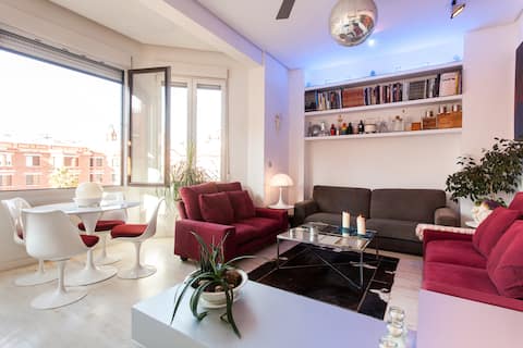 Popular Airbnb listing: FLAT IN FINCA ROJA CENTRO VALENCIA in Extramurs