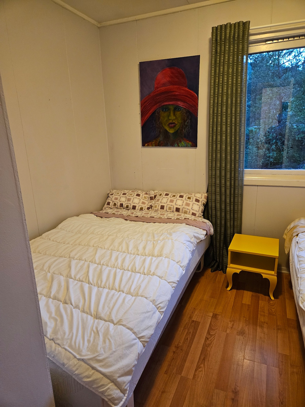 1 cama de 120 cm y 1 cama de 75 cm. Una mesita de noche y un armario para colgar.