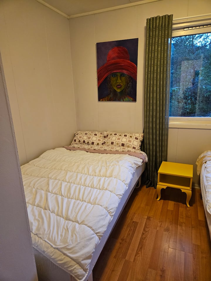 1张120厘米床和1x75厘米床。 床头柜和橱柜，可悬挂衣服。