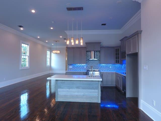 Walk to Bourbon/French Quarter 6 beds gallery image 2