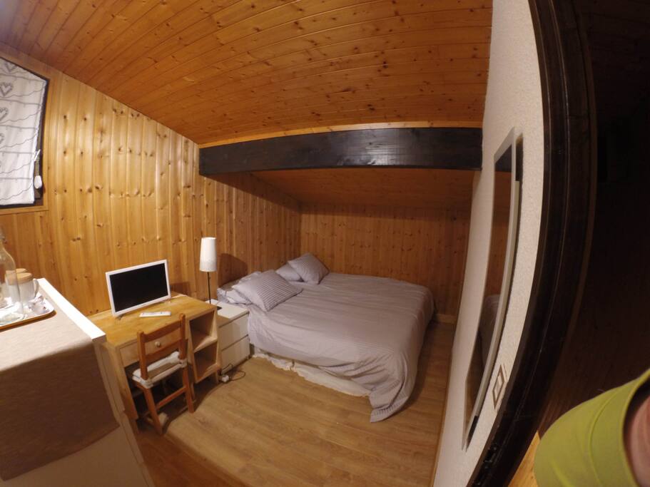 The guest room, bed as super king set arrangement.