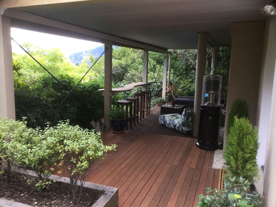 Peaceful bush surroundings with great views, few minutes from town!