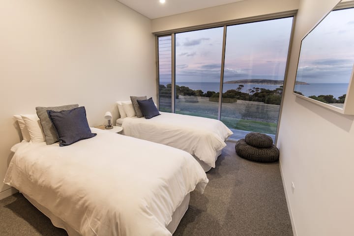 Bedroom 4 with 2 single beds or 1 King Bed