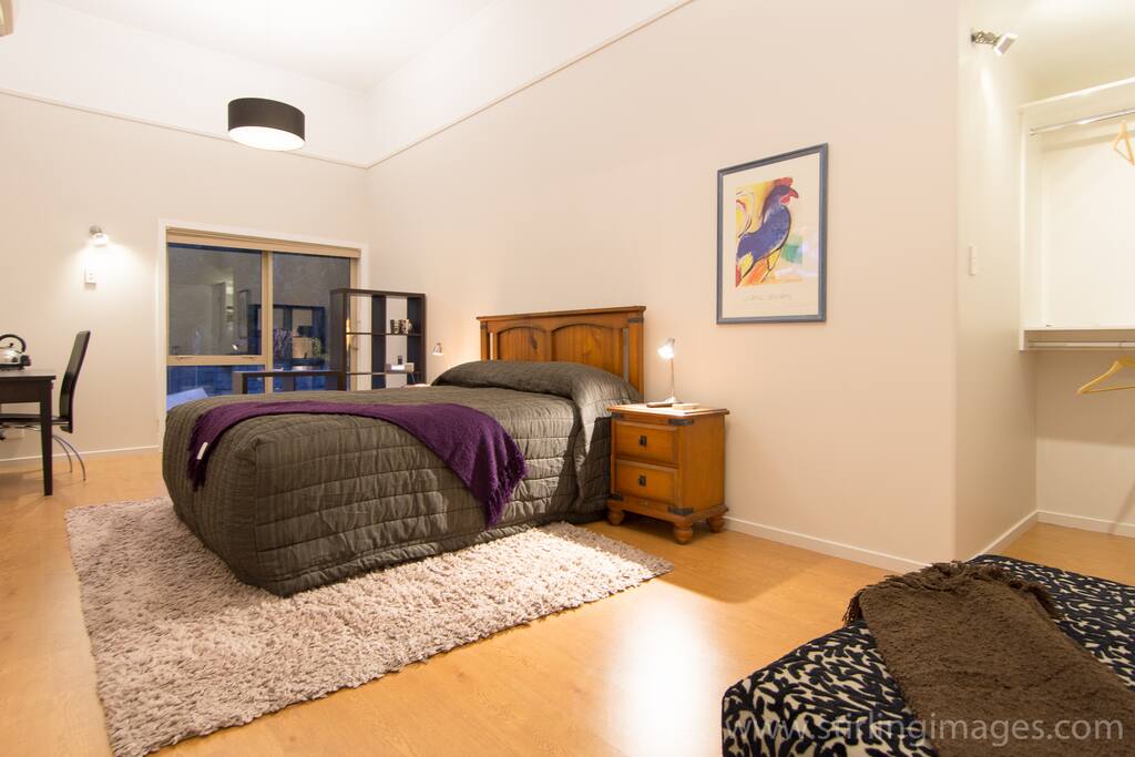 High ceiling, roomy wardrobe