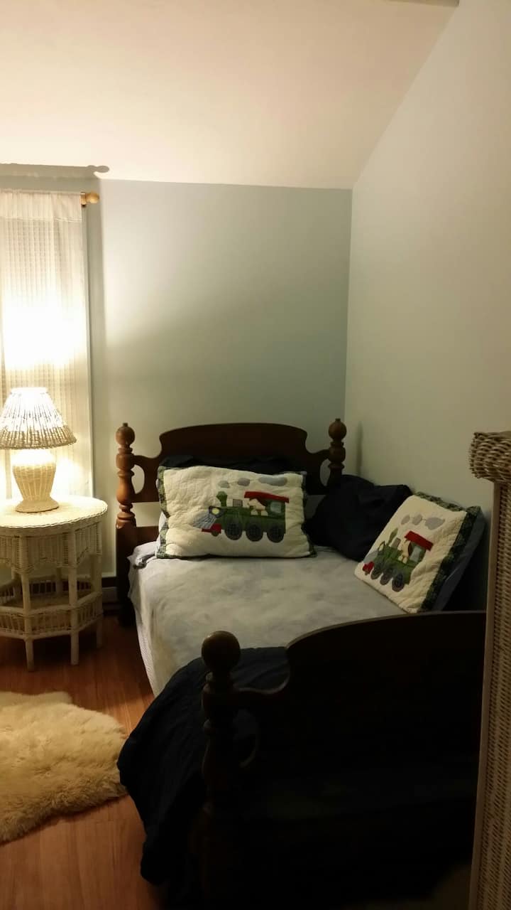 Pod touto posteľou máme druhý dvojlôžkový matrac 